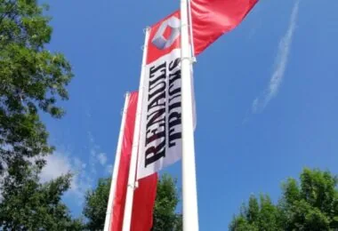 Maszty flagowe przed siedzibą firmy