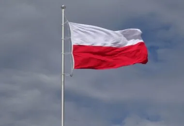Flaga Polski na maszcie