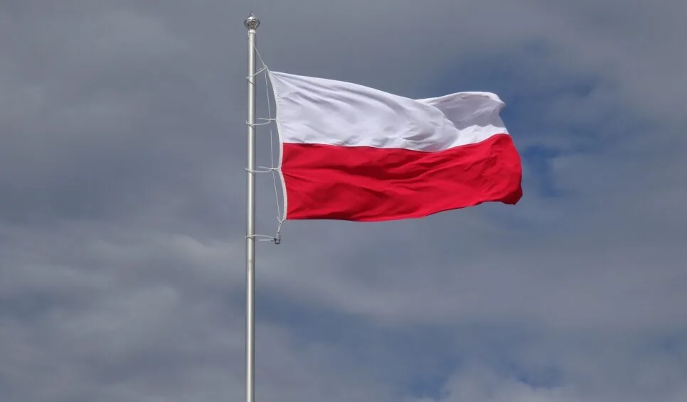 Flaga Polski na maszcie