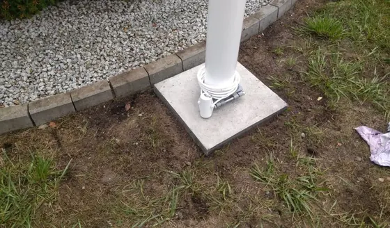 Szkoła podstawowa — maszt flagowy przed budynkiem