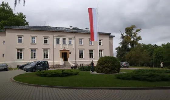 Szkoła podstawowa — maszt flagowy z flagą Polski