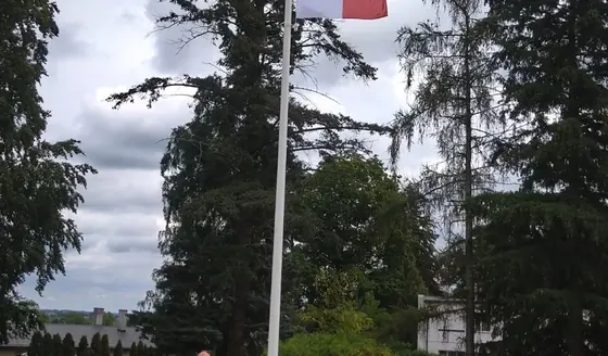 Szkoła podstawowa — flaga Polski na maszcie