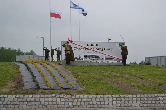 Mszana — maszt z korbką i flagą Polski