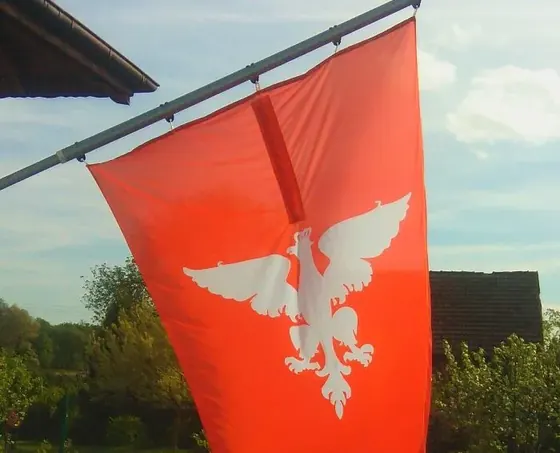 Muzeum w Śremie — maszt elewacyjny 350 cm z flagą 200×285 cm