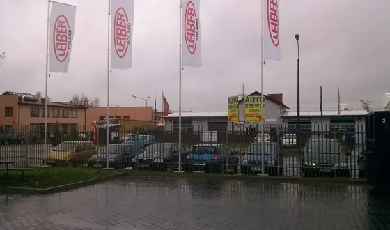 Kokotek — maszty aluminiowe z flagami firmowymi
