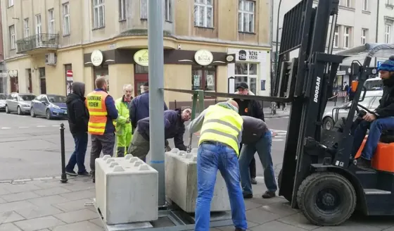 Kraków — montaż bloków betonowych 500 kg dociążających żerdzie