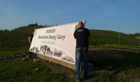 Rondo Mszana — montaż tablic 150×500 cm z laminatem UV